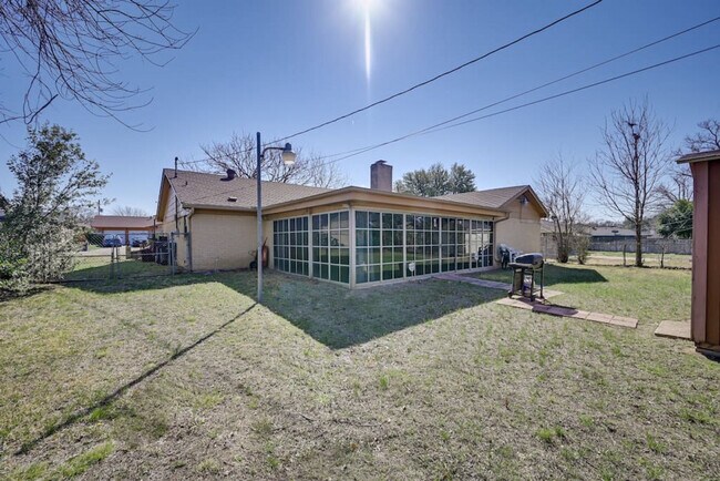 Building Photo - 1712 Meadowlane Terrace