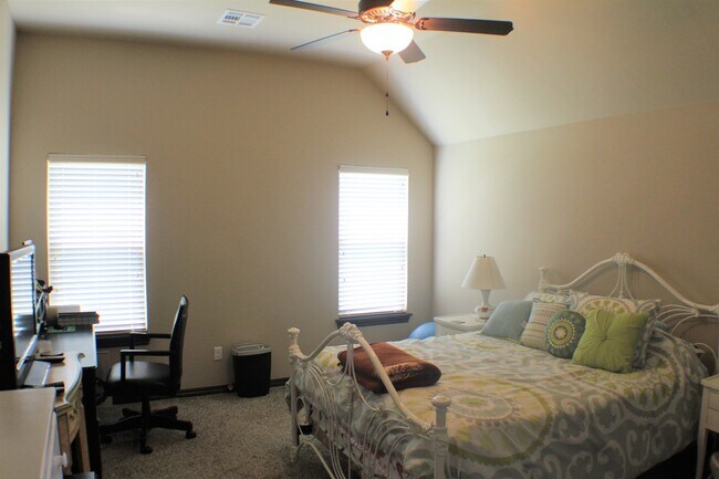 Building Photo - 4904 SW 122nd Terrace