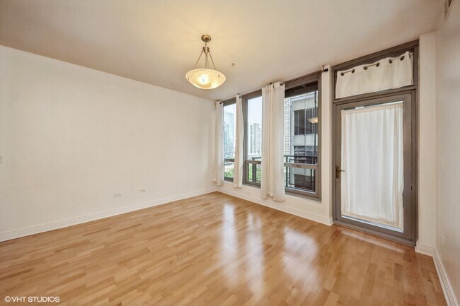 Building Photo - 565 W Quincy St