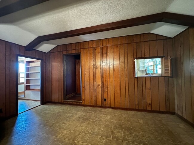 Building Photo - **Move-In Special !! 3 bed/ 2 bath rancher...