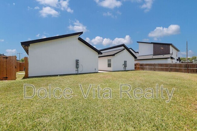 Building Photo - 1502 W Platinum Dr