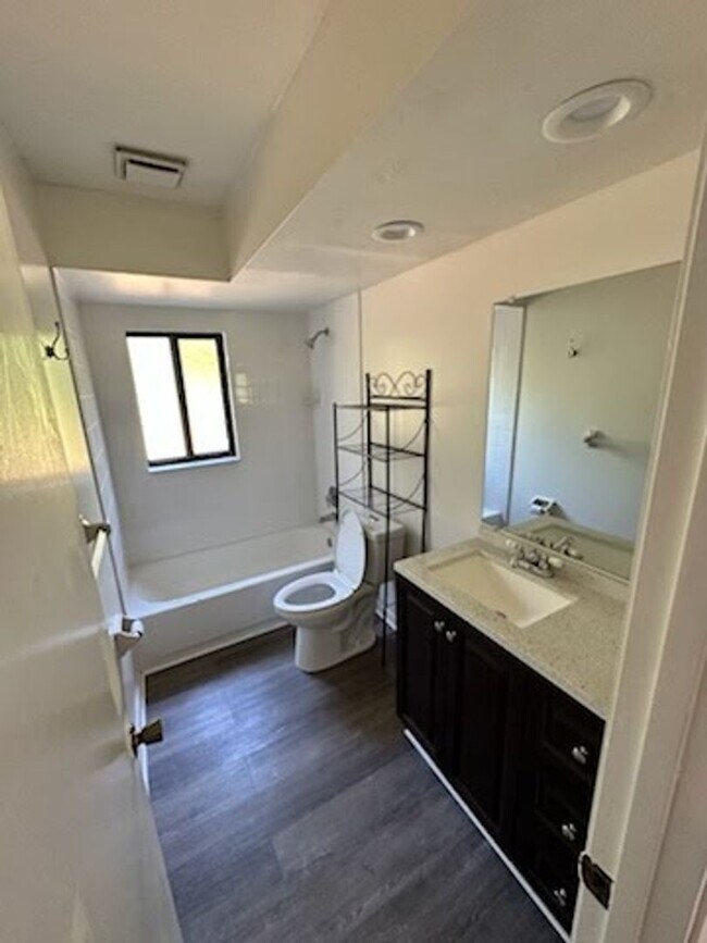 Building Photo - Beautiful home with backyard!