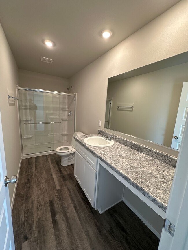 Building Photo - *Pre-leasing* NEWER Three Bedroom | Two Ba...