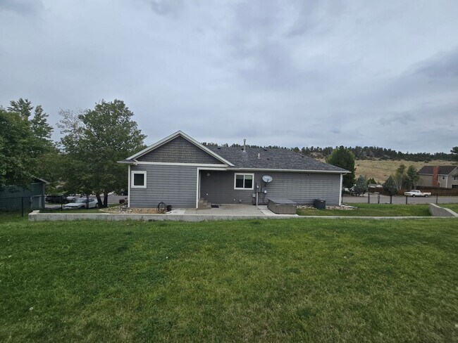 Building Photo - Spacious 5-Bedroom Home in Desirable Briar...
