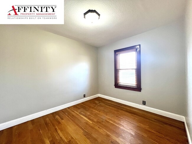 Building Photo - 1411 NE Englewood Rd