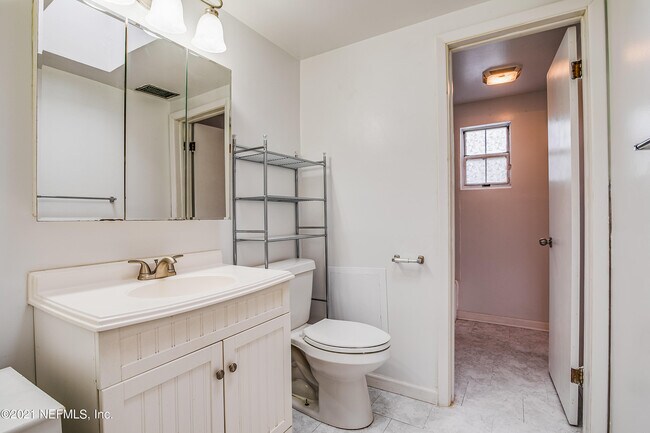 Building Photo - 2027 Courtney Dr