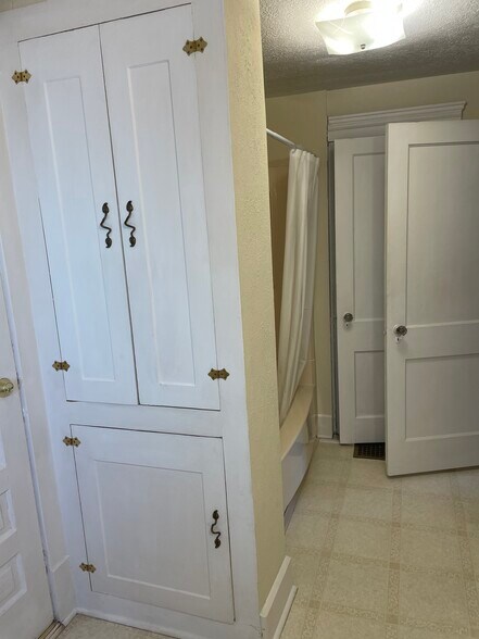 Building Photo - 206 Wales Rd NE