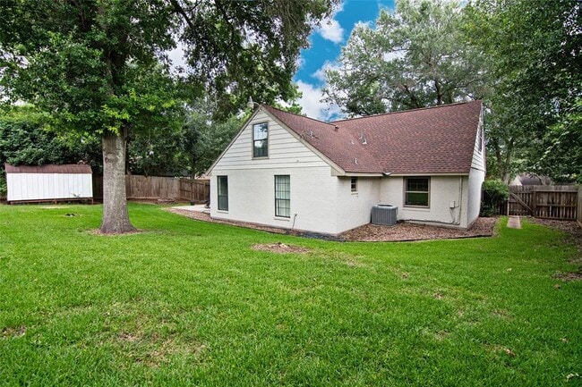 Building Photo - 2410 Valley Dr