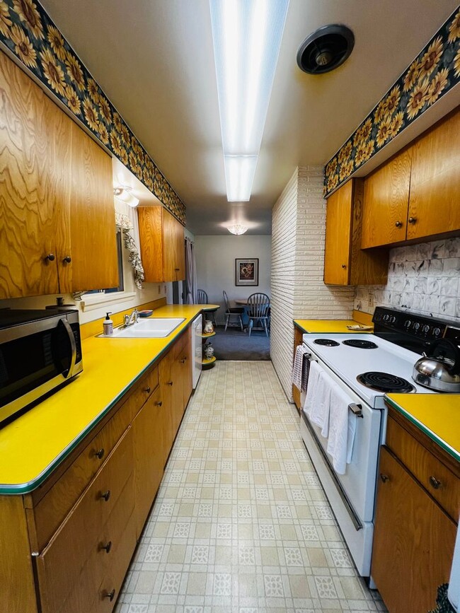 Building Photo - Fully Furnished home- perfect for traveling medical professionals!