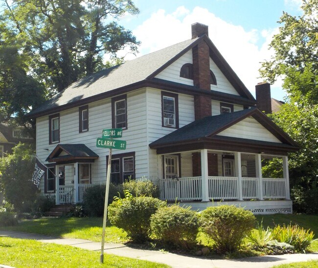 Building Photo - 210 Clarke St