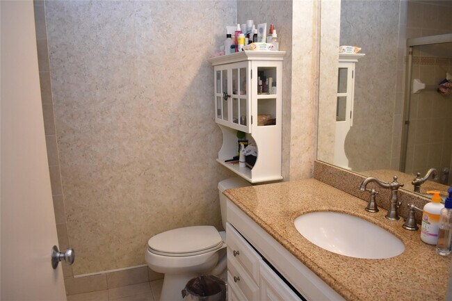 Building Photo - 1350 SE 3rd Ave