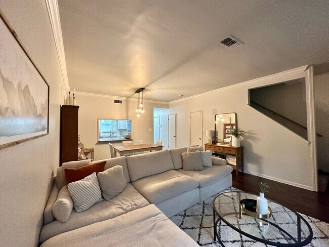 Building Photo - Townhome close to everything on Bayou Trace off Jackson St