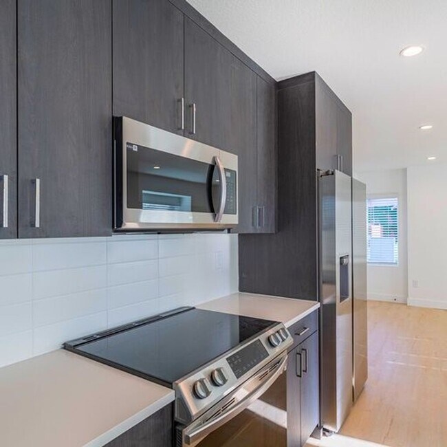 Building Photo - 4bd Rental Duplex! Private Yard, Garage, C...