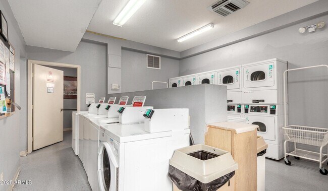 Building Photo - 1440 N Idaho Rd