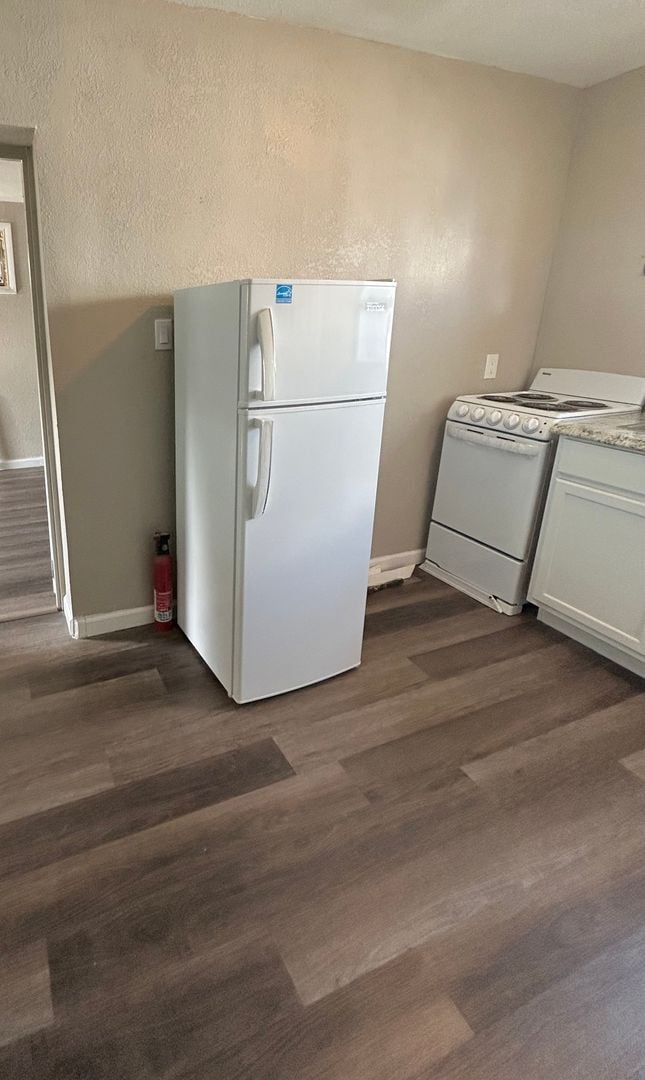 Building Photo - Updated 1 Bed 1 Bath Unit in Super Convenient Location!