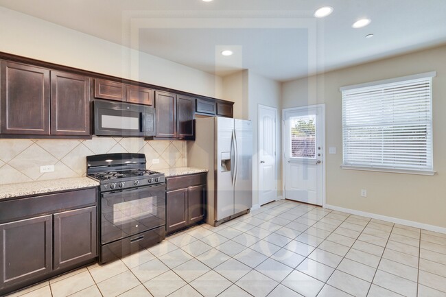 Building Photo - 2880 Donnell Dr