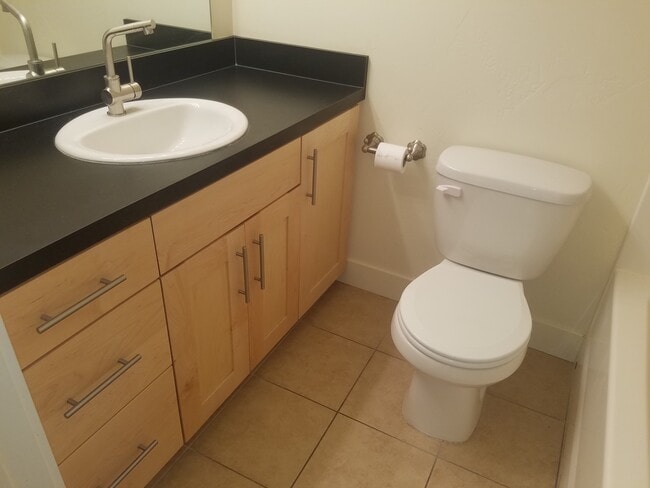 Building Photo - Desirable 2 bed, 2.5 bath Lincoln Park tow...