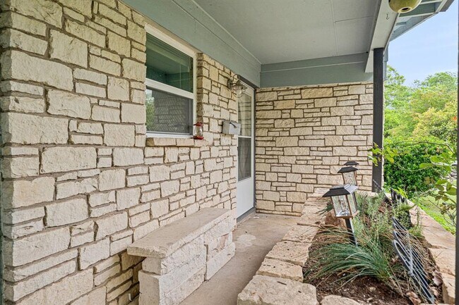 Building Photo - 1422 Yorkshire Dr
