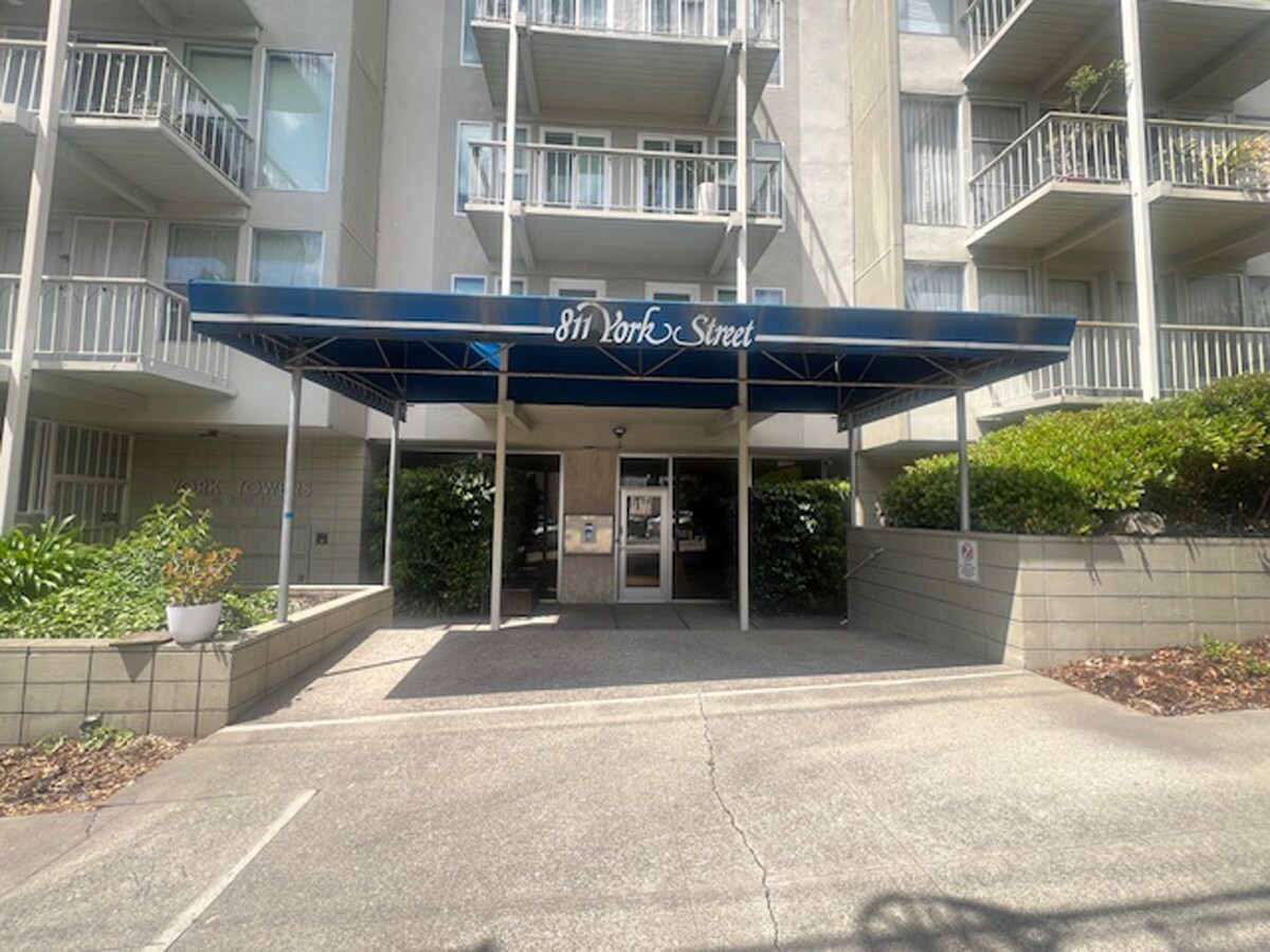 Building Photo - 811 York St