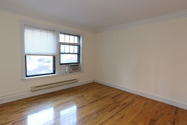 Building Photo - 1128 W Oakdale Ave