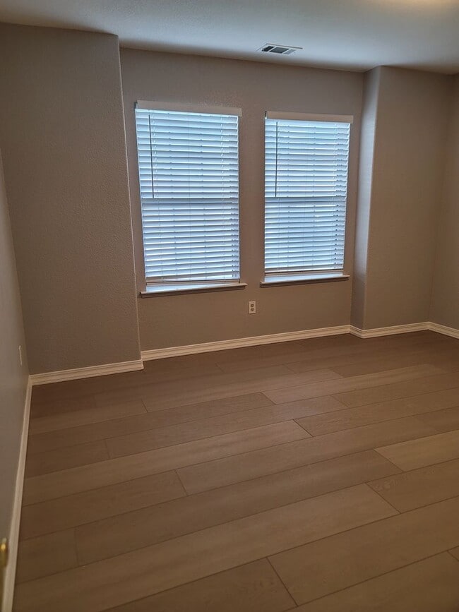 Building Photo - No Deposit