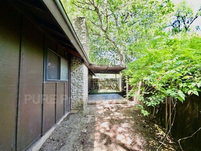 Building Photo - 3000 Lakeside Dr