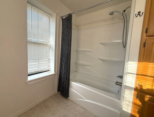 Building Photo - Chic upscale West Norman 2-bed 2.5 bath 2-...