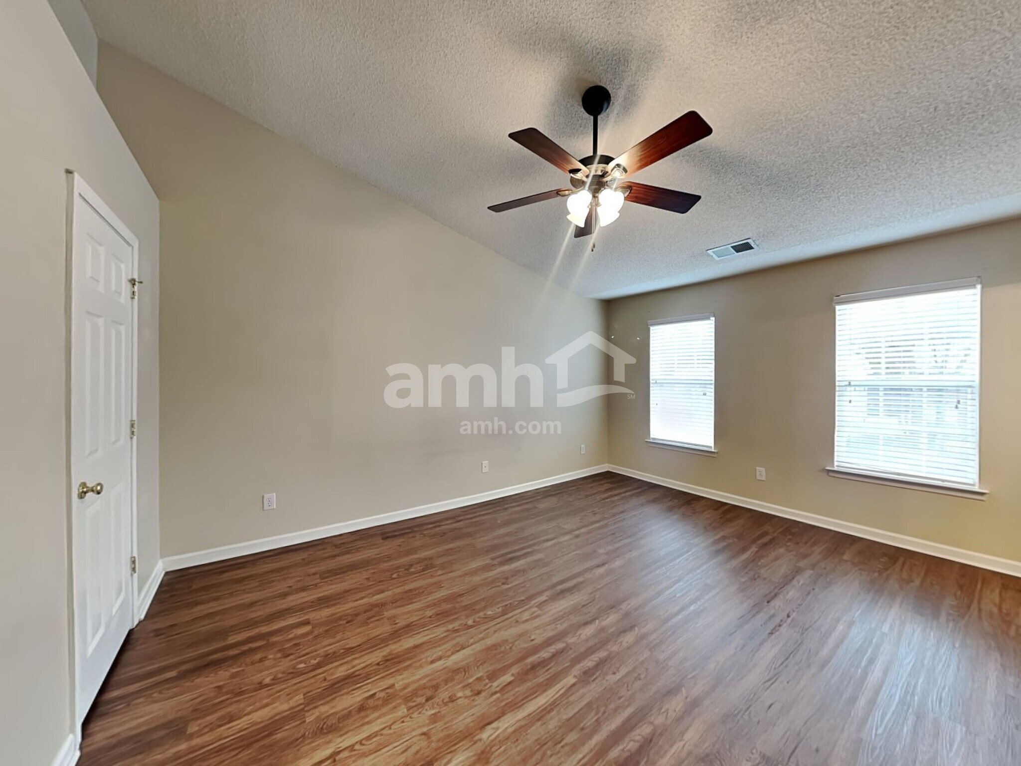 Building Photo - 15464 Stone Hollow Dr