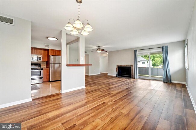 Building Photo - 708 Continental Dr