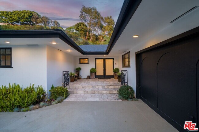 Building Photo - 9023 Alto Cedro Dr