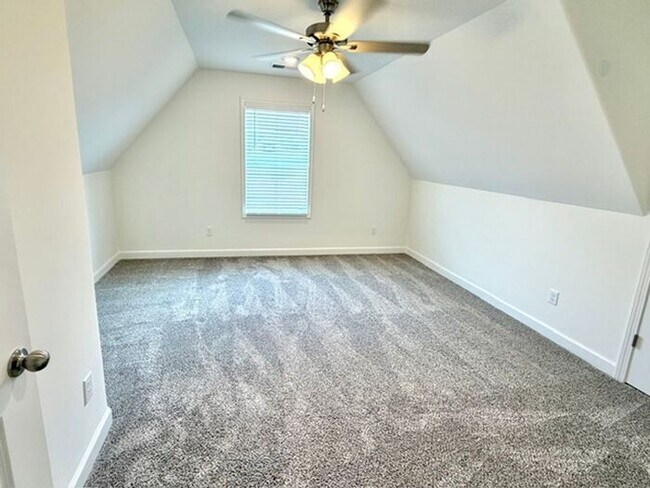 Building Photo - Now Leasing a 4-bedroom 25 bath home in Oakland.