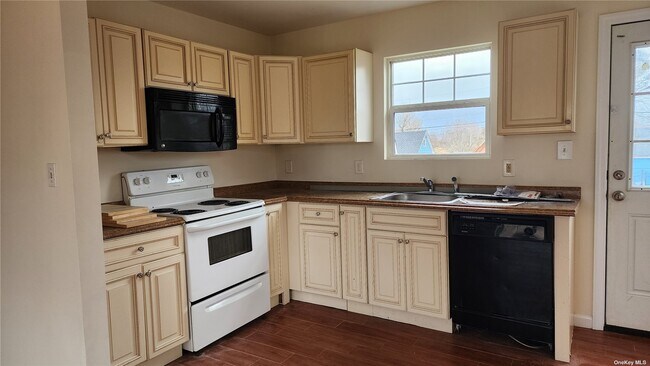 Building Photo - 77 Laurelton Dr