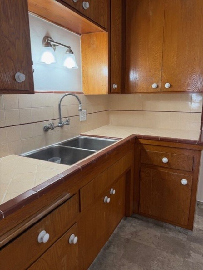 Building Photo - 1055 Thompson Ave