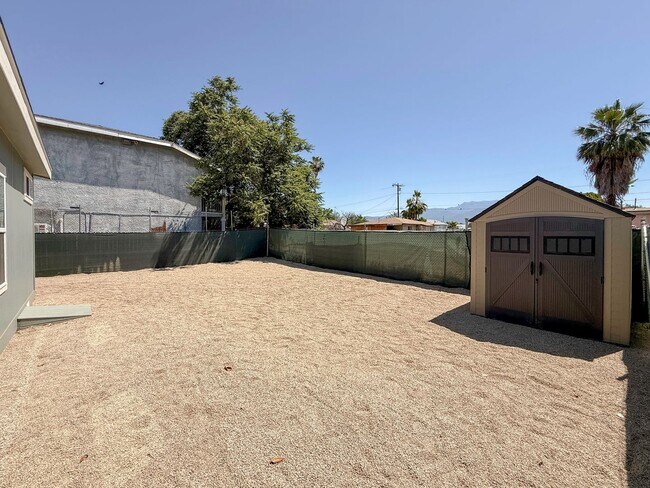 Building Photo - ~ AVAILABLE NOW ~ DUPLEX (LEFT)