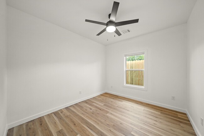 Building Photo - 6206 Lyndhurst Dr