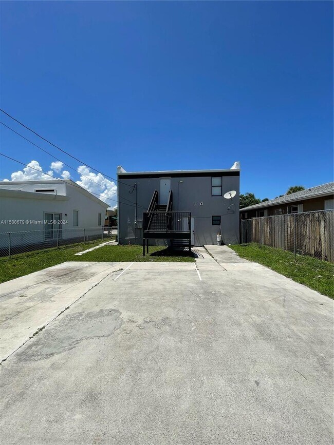 Building Photo - 2240 Simms St
