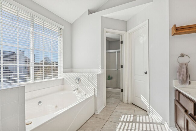 Building Photo - Bright, Clean & Convenient - Perfect 4 Bedroom Home in Chesapeake