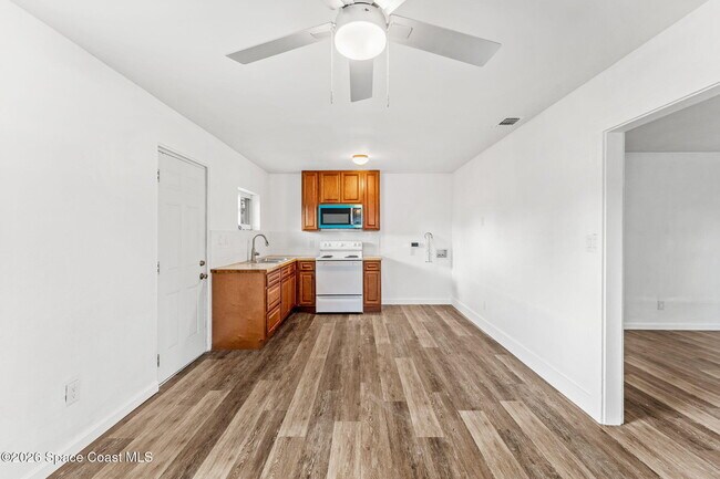 Building Photo - 405 Dummitt Ave
