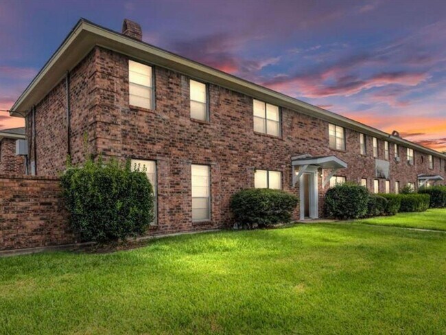 Building Photo - 3002 Strawberry Rd