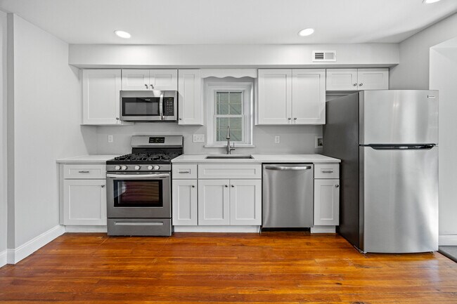 Building Photo - 733 E Elm St