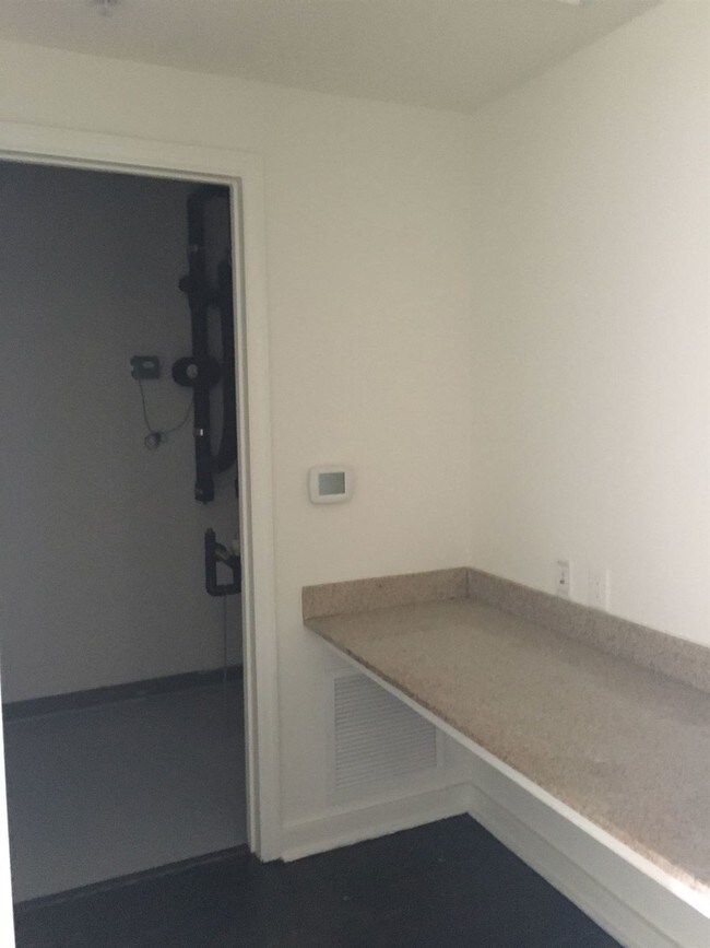 Building Photo - 17 W Church St