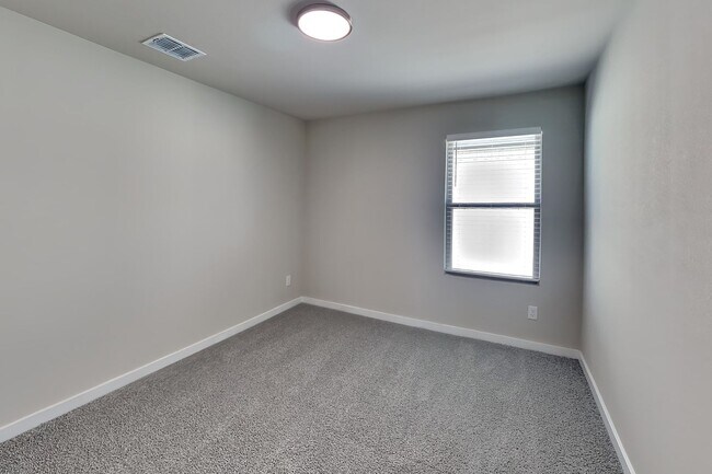 Building Photo - 510 Green Grass Dr