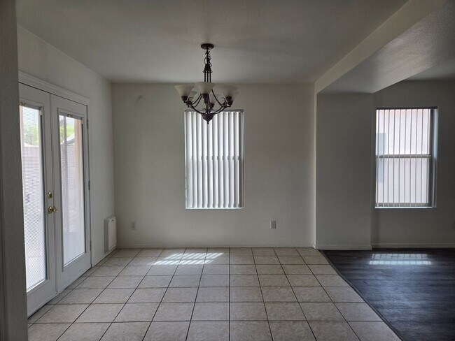 Building Photo - 3 bed, 2 bath in Surprise