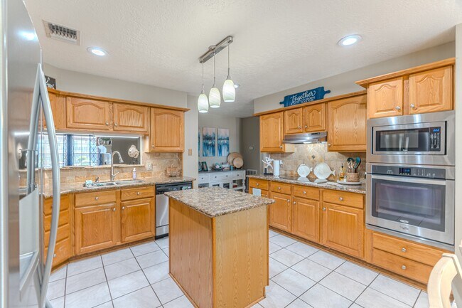 Building Photo - 13417 Bunker Hill Dr