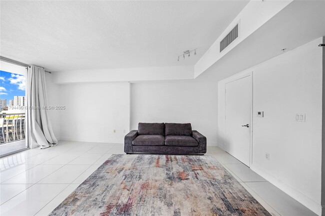 Building Photo - 1750 N Bayshore Dr