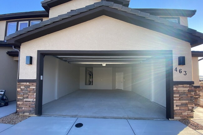 Building Photo - "Spacious 4-Bed Townhouse Oasis with 2.5 Baths in Scenic Hurricane, UT!"