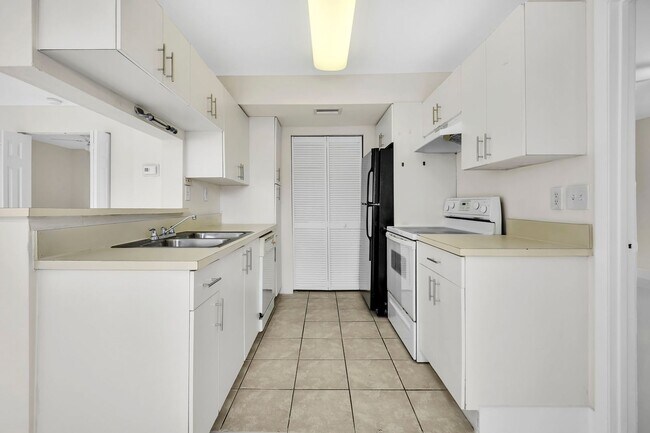 Building Photo - Cozy 2/1 Home in Sunrise!