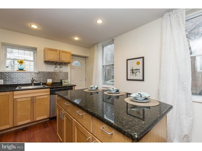 Building Photo - Amazing 3bd/2.5 Fairmount Home