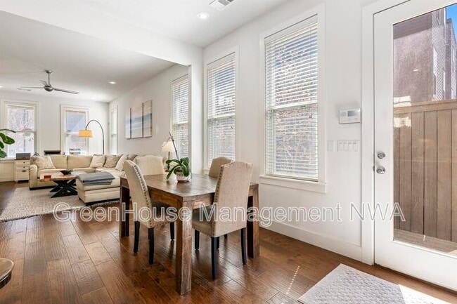 Building Photo - 636 SW B St