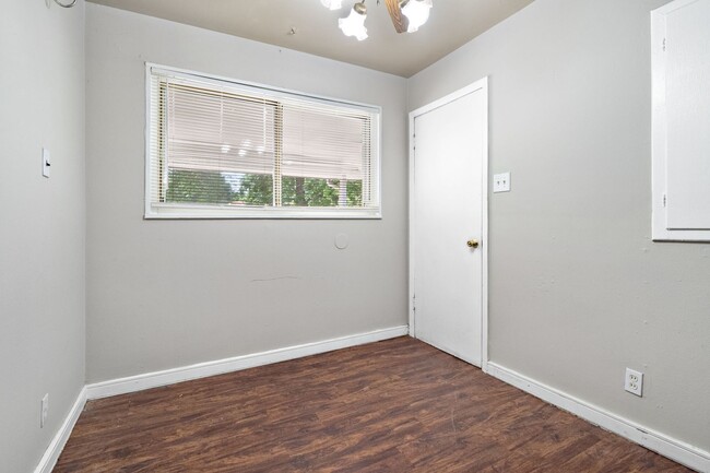 Building Photo - Spacious 3-Bedroom Home with Modern Kitche...